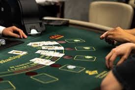 Meja Free Bet Blackjack langsung dengan dealer profesional di judi online